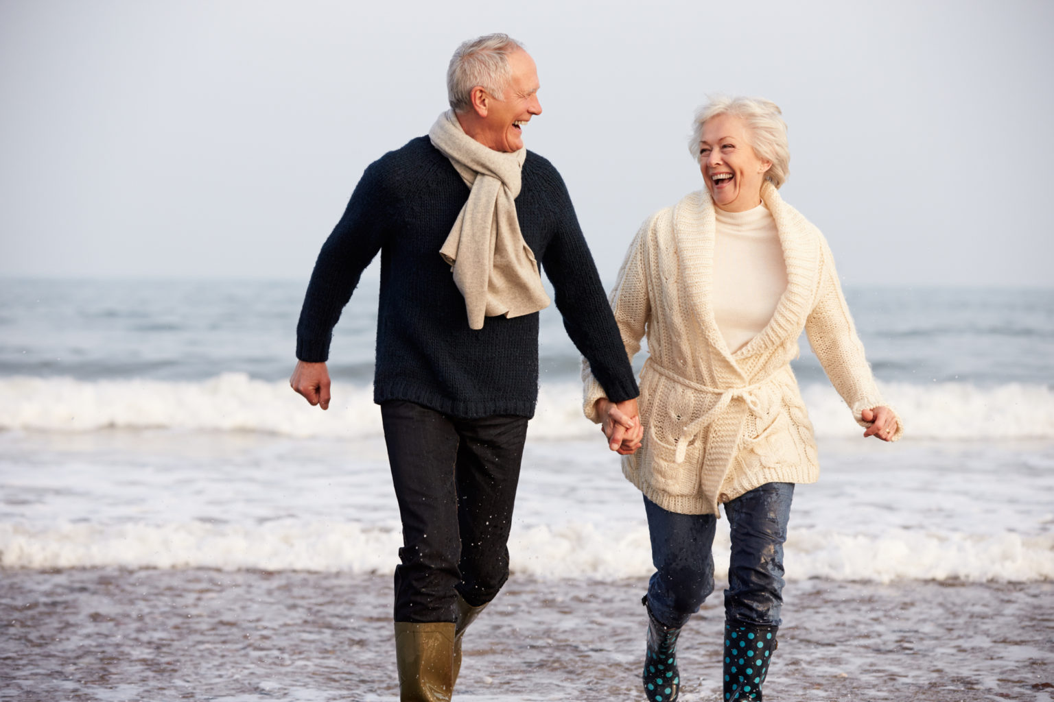 Пожилые люди гуляют море